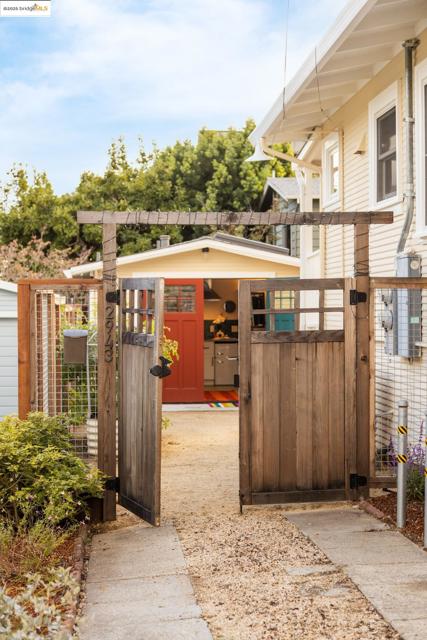 2941 Madeline St, Oakland CA: https://media.crmls.org/mediaz/7e65d9be-6afd-4675-a793-d622c0919788.jpg