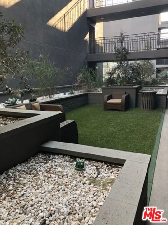 11925 Kling Street, Valley Village CA: https://media.crmls.org/mediaz/7e65f30e-b2e2-4888-8108-fe824a229aeb.jpg