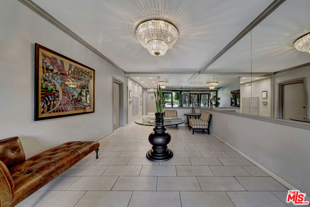 8871 Burton Way, Los Angeles CA: https://media.crmls.org/mediaz/7e65f76e-1deb-40d5-8b43-6716d9b0d06d.jpg
