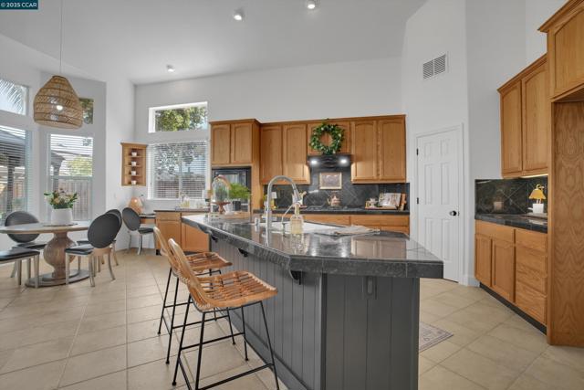 2856 Gardenside Ct, Brentwood CA: https://media.crmls.org/mediaz/7e66232f-6a46-4322-b7b8-897b83ec3c98.jpg