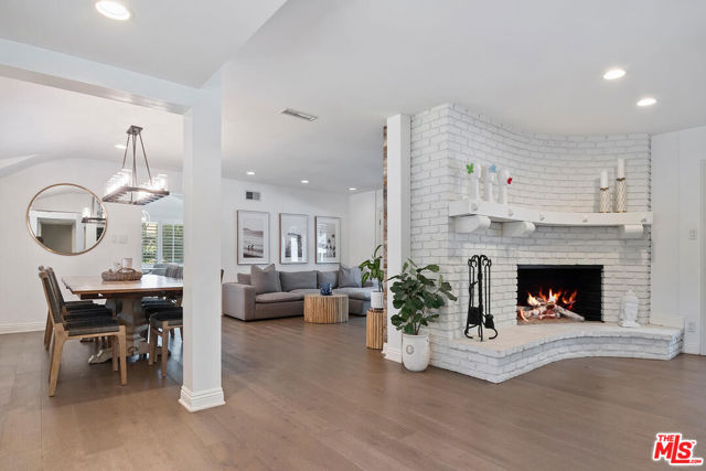 4909 Encino Terrace, Encino CA: https://media.crmls.org/mediaz/7e66588b-299f-4efc-b0ad-7a7ac5a432ca.jpg