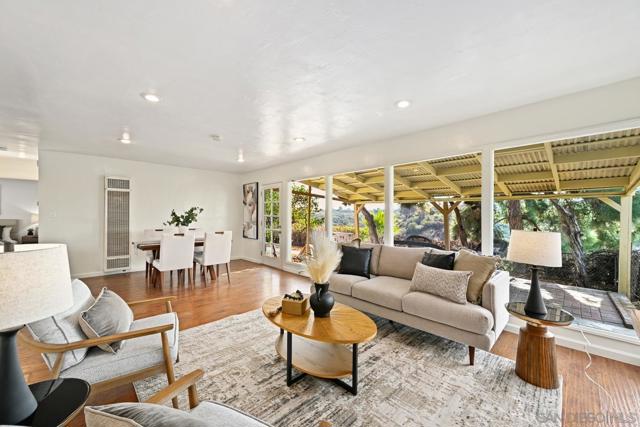 6371 Celia Vista Dr, San Diego CA: https://media.crmls.org/mediaz/7e67b1c3-8500-44bc-bed3-1740fe488675.jpg