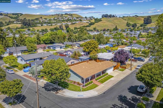 30450 Oakmont Way, Hayward CA: https://media.crmls.org/mediaz/7e67e6e5-1c1b-4023-a35d-cf719463f7a7.jpg