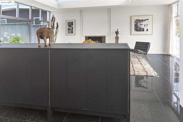 7145 View Ave, El Cerrito CA: https://media.crmls.org/mediaz/7e693dd8-f208-4274-b39c-845dd5ee8c64.jpg