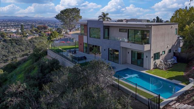 2448 Sagebrush Ct, La Jolla CA: https://media.crmls.org/mediaz/7e6966f2-17de-4027-8118-29f76e677355.jpg