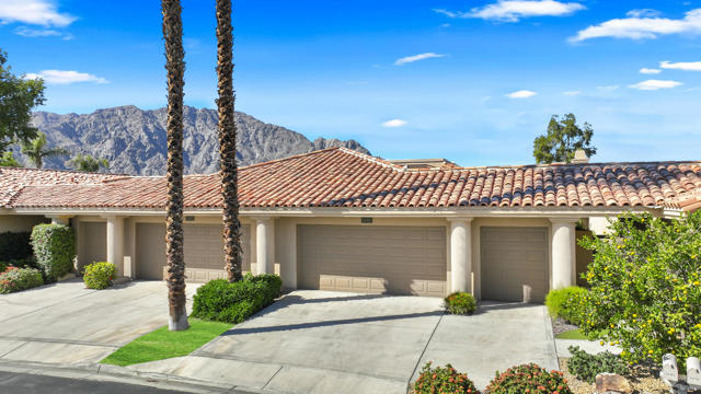54801 Inverness Way, La Quinta CA: https://media.crmls.org/mediaz/7e69b3a3-b6b3-4414-8fbe-db0faed3683f.jpg