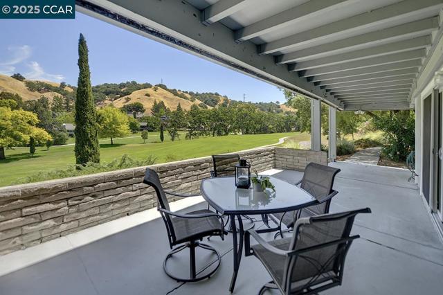 3136 Tice Creek Dr, Walnut Creek CA: https://media.crmls.org/mediaz/7e6a513d-a516-4dbb-8bff-05d85eec8deb.jpg