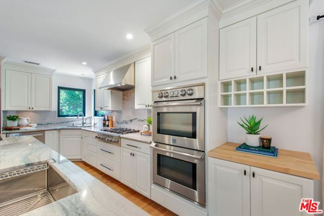 3558 S Muirfield Road, Los Angeles CA: https://media.crmls.org/mediaz/7e6be396-ceba-4fb4-b87f-1adbf146797b.jpg