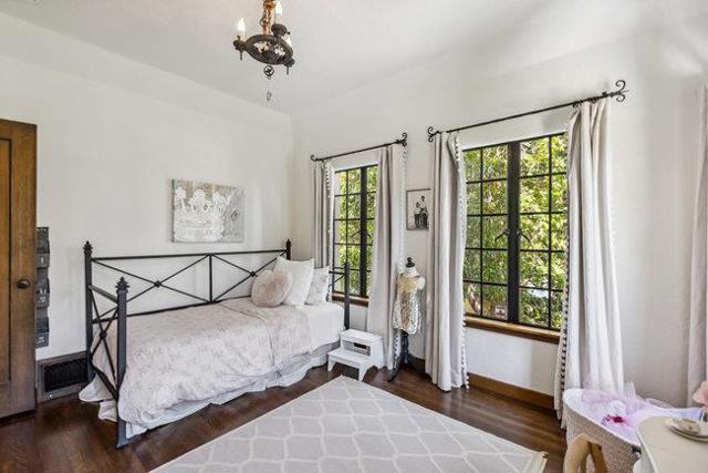 2307 Easton Drive, Burlingame CA: https://media.crmls.org/mediaz/7e6d124f-b5d9-4a4c-b13d-e9f544a7fb89.jpg