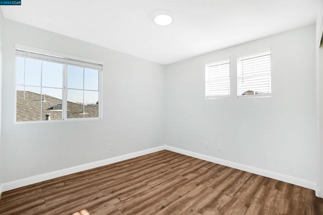 Image 31 of 41 For 550 Heritage Cir