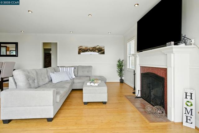 7968 Michigan Ave, Oakland CA: https://media.crmls.org/mediaz/7e6d71c9-4c7d-4b85-8782-9fe003afaffa.jpg