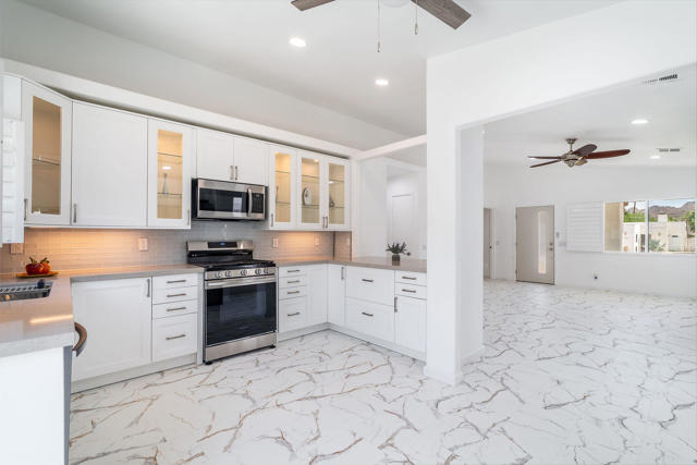 53045 Avenida Obregon, La Quinta CA: https://media.crmls.org/mediaz/7e6dfe06-8903-4851-be8e-9b01d02fe76a.jpg