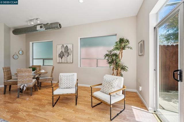 1017 45Th St, Emeryville CA: https://media.crmls.org/mediaz/7e6e6df0-fd23-4edb-993a-6764dacee977.jpg