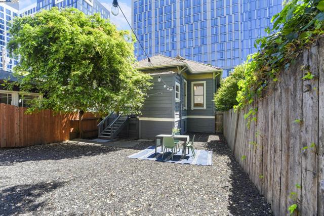2349 Waverly St, Oakland CA: https://media.crmls.org/mediaz/7e6f038a-06f1-4e1d-970c-353ebd7bc1a8.jpg