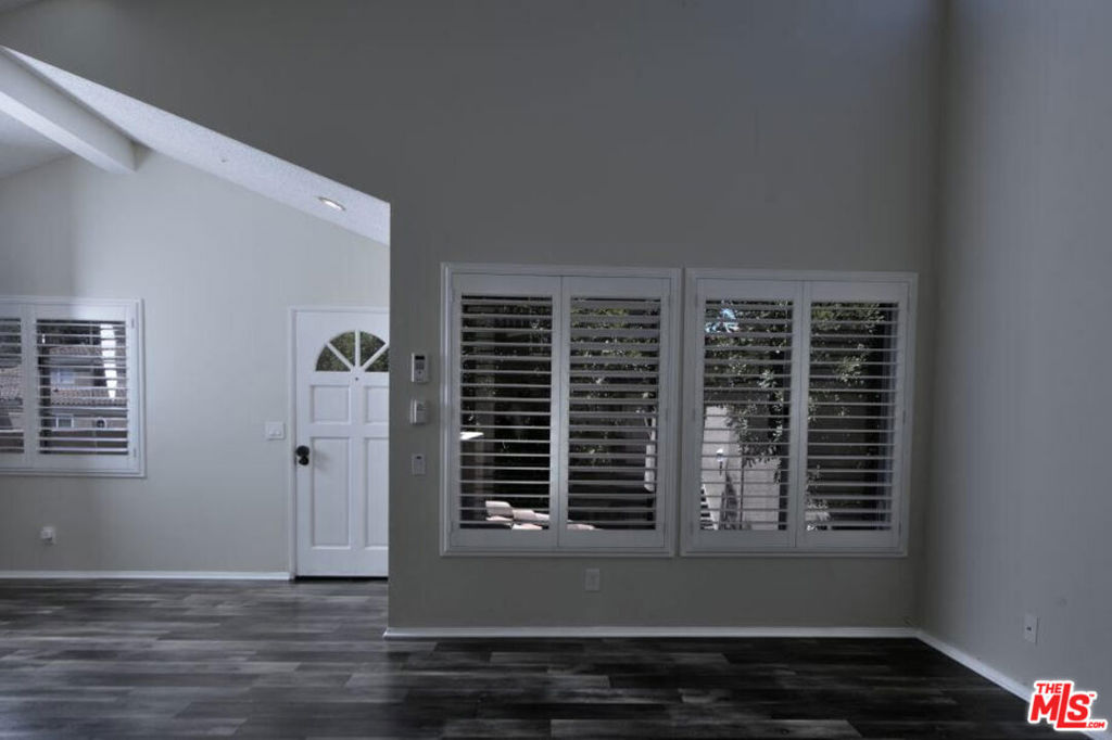 https://media.crmls.org/mediaz/7e6f1c2d-7a83-46b9-884a-a6ab677ed891.jpg?preset=X-Large