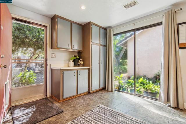 2628 Asilomar Dr, Antioch CA: https://media.crmls.org/mediaz/7e6f1d9a-937a-435e-bc5f-58226b9cdd8a.jpg