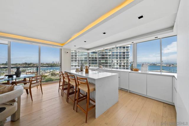 1780 Avenida Del Mundo, Coronado CA: https://media.crmls.org/mediaz/7e6f6d54-a20b-4cf3-adb7-0650782728ae.jpg
