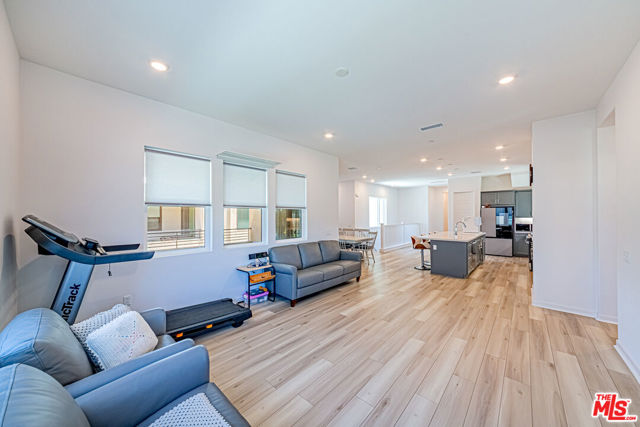 27457 Flycatcher Place, Valencia CA: https://media.crmls.org/mediaz/7e7042e4-f9ed-4221-bf67-8fdf28afccf8.jpg