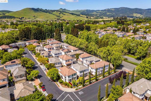569 Primitivo Ct, Fairfield CA: https://media.crmls.org/mediaz/7e706236-3acf-490b-8df5-96fc07e1a4fe.jpg
