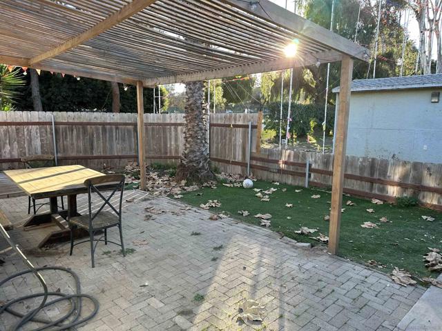 701 Valley Ave, Solana Beach CA: https://media.crmls.org/mediaz/7e71307b-10a0-456c-9f5b-2e920ea87053.jpg