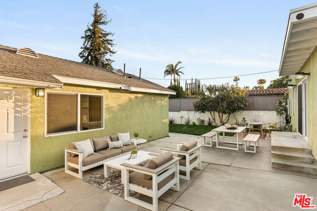 11536 Otsego Street, Valley Village CA: https://media.crmls.org/mediaz/7e7141e7-3a35-45dc-95bd-60a04f9f3ab2.jpg