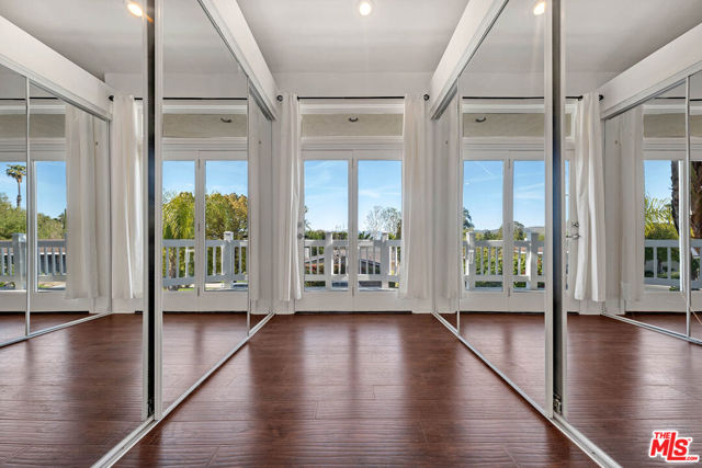5890 Fairhaven Avenue, Woodland Hills CA: https://media.crmls.org/mediaz/7e7196f8-514f-4090-958b-9fa446fe7859.jpg
