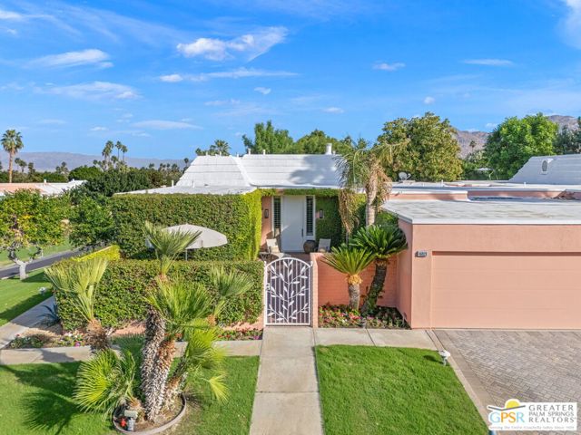 46920 Amir Drive, Palm Desert CA: https://media.crmls.org/mediaz/7e720d26-f4b9-4396-b74e-7fac14368d77.jpg