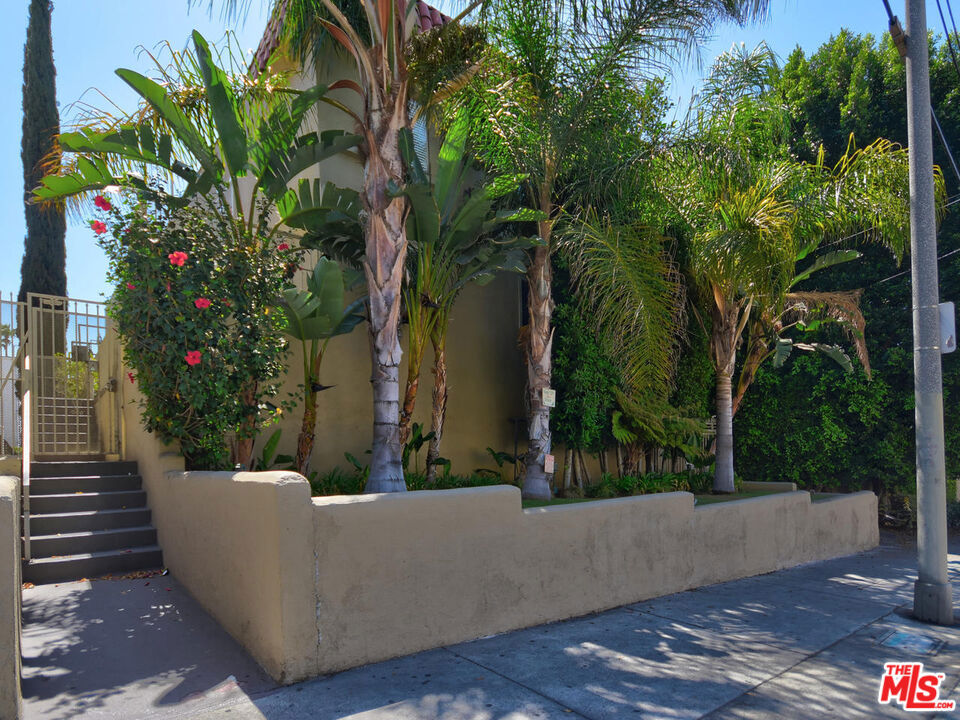 1540 N FULLER Avenue #9