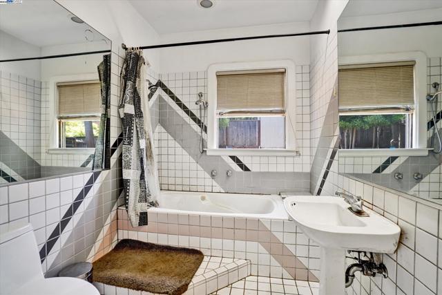 5378 Broadway, Oakland CA: https://media.crmls.org/mediaz/7e7448f0-7d91-4c86-9b11-edc60071ab7c.jpg