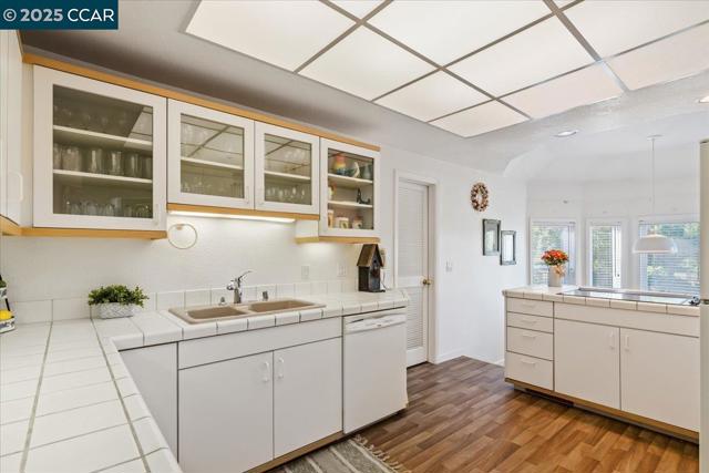 2323 Grosvenor Heights Ct, Livermore CA: https://media.crmls.org/mediaz/7e7457c7-1691-4329-88fd-bf05b9c004a4.jpg
