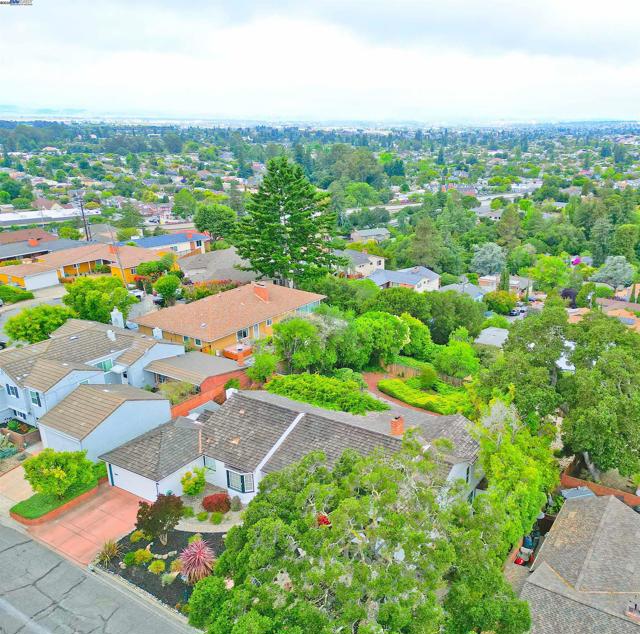 1380 E Juana Ave, San Leandro CA: https://media.crmls.org/mediaz/7e7574d3-c884-4922-b1d6-72312bf23dc2.jpg