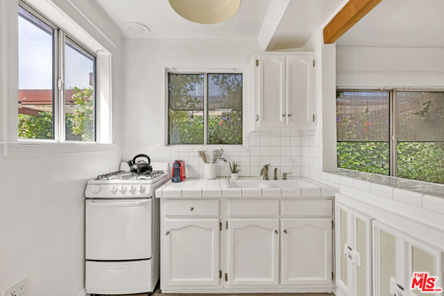 718 Vernon Avenue, Venice CA: https://media.crmls.org/mediaz/7e75989b-6aaf-41c2-8c03-8d9b201e58f7.jpg