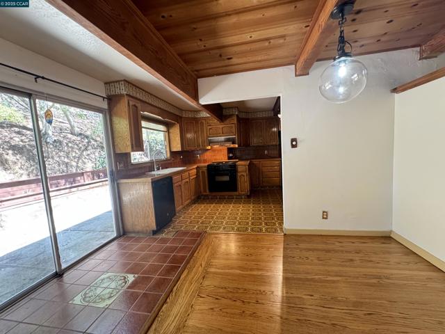 919 Janet Ln, Lafayette CA: https://media.crmls.org/mediaz/7e75f23c-c5fd-4aa7-aaa0-cb3f0fbf4b9a.jpg