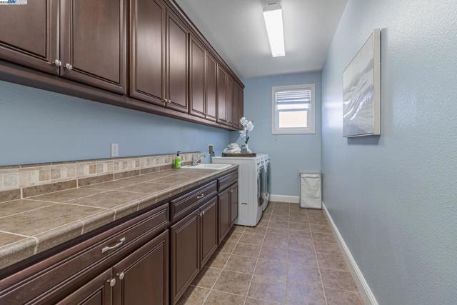 548 Wycombe Ct, San Ramon CA: https://media.crmls.org/mediaz/7e76686a-8c5e-4bcb-84e0-cba08bb0573c.jpg