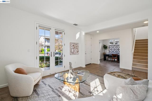 220 Hollister Avenue, Alameda CA: https://media.crmls.org/mediaz/7e767eae-e54d-4839-af70-cde628091d5a.jpg