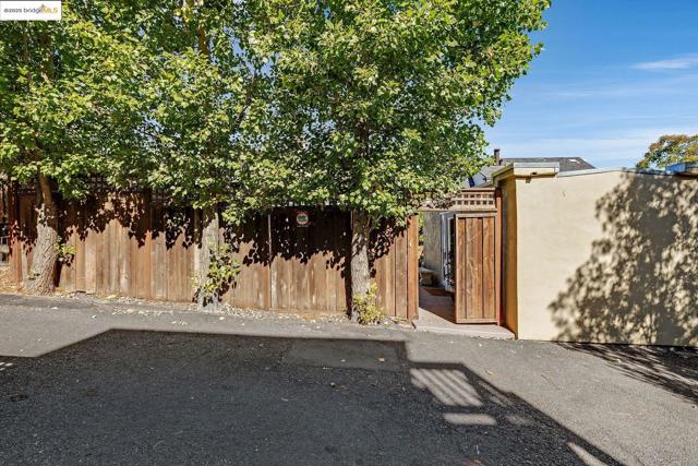 1047 Ranleigh Way, Piedmont CA: https://media.crmls.org/mediaz/7e7695ac-1973-4593-bfc2-2a9155ccb8ec.jpg