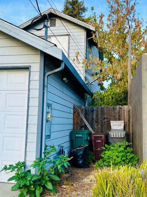 5822 E 16th Street, Oakland CA: https://media.crmls.org/mediaz/7e76cf1d-15f4-4563-ad4f-00e2d10659f3.jpg