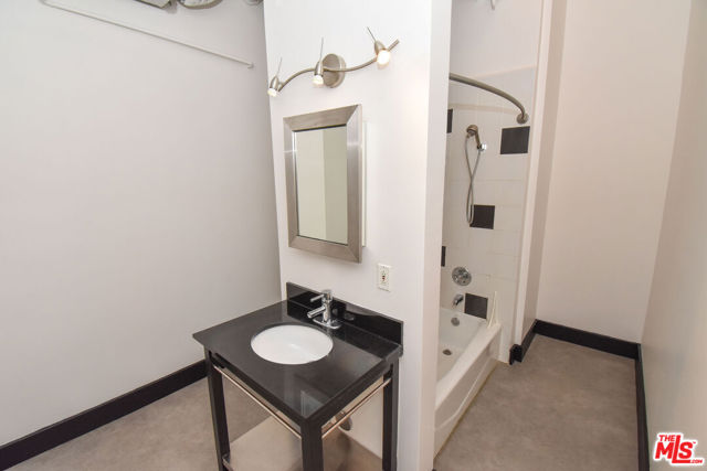 620 S Main Street, Los Angeles CA: https://media.crmls.org/mediaz/7e76d68d-dc85-435a-a6ee-4c14fb571bf8.jpg