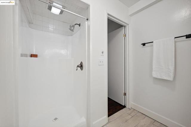 3316 Coolidge Ave, Oakland CA: https://media.crmls.org/mediaz/7e76e09e-08a2-4bb3-a5a5-9c7e5881686e.jpg