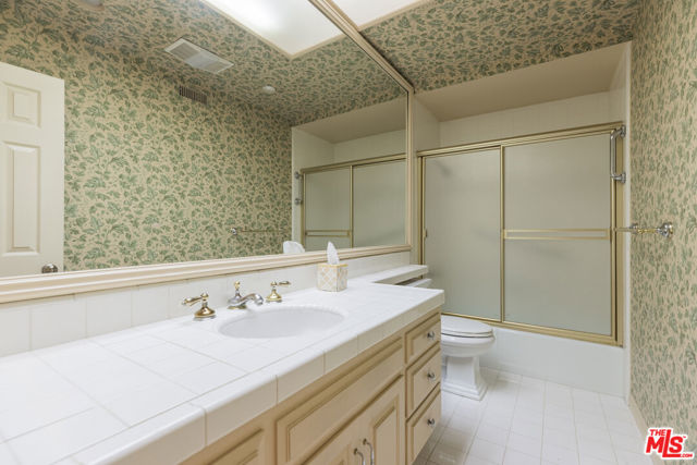 12386 Ridge Circle, Los Angeles CA: https://media.crmls.org/mediaz/7e776aaf-1a1c-4e16-9f0f-8a3b3409fc28.jpg