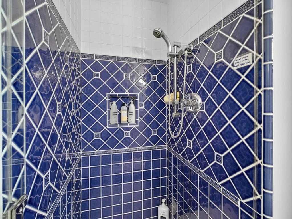 https://media.crmls.org/mediaz/7e79a710-96c5-48bd-bcfb-95f301e388f6.jpg?preset=X-Large