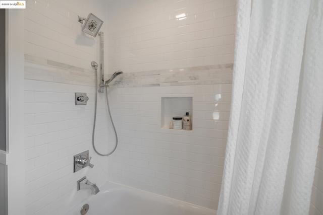 5646 Thornhill Dr, Oakland CA: https://media.crmls.org/mediaz/7e79f447-289a-445d-9f39-f1b67be9b64d.jpg