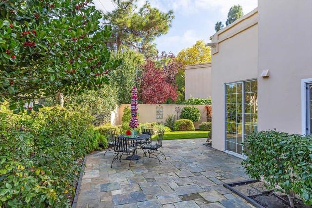 1190 Maria Privada, Mountain View CA: https://media.crmls.org/mediaz/7e7ae544-532a-42e2-a668-e1fdfc532f39.jpg