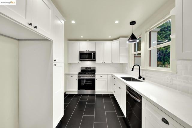 971 34Th St, Richmond CA: https://media.crmls.org/mediaz/7e7b0916-c3ce-4807-a60a-c2809181339a.jpg