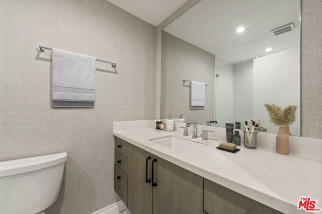 Image 11 of 16 For 530 Barrington Avenue 102