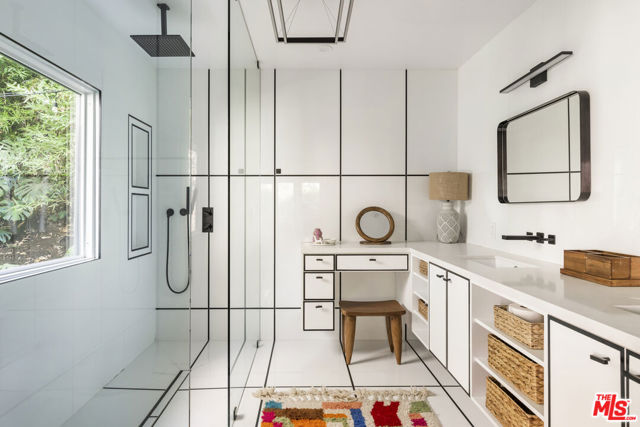 2936 La Castana Drive, Los Angeles CA: https://media.crmls.org/mediaz/7e7b3b36-b07e-452d-822a-2798b708a56b.jpg