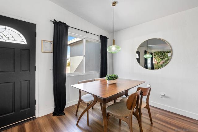 434 Del Mar Ct, Chula Vista CA: https://media.crmls.org/mediaz/7e7b8a89-e441-4b78-9b19-8fcda5575fa5.jpg