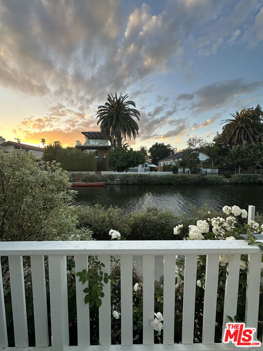 440 Howland Canal, Venice CA: https://media.crmls.org/mediaz/7e7bb83d-bd4f-4bd3-82b4-e2a78f89e359.jpg