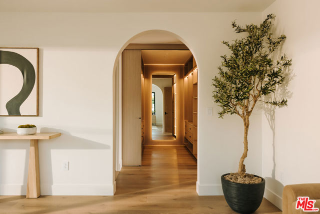 446 N Croft Avenue, Los Angeles CA: https://media.crmls.org/mediaz/7e7bf93c-e739-47f4-95f6-b0c9d20f1ce5.jpg