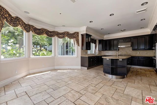 732 Saint Katherine Drive, La Canada Flintridge CA: https://media.crmls.org/mediaz/7e7bfdf4-462d-4b86-b6bd-d44c36d9b06c.jpg